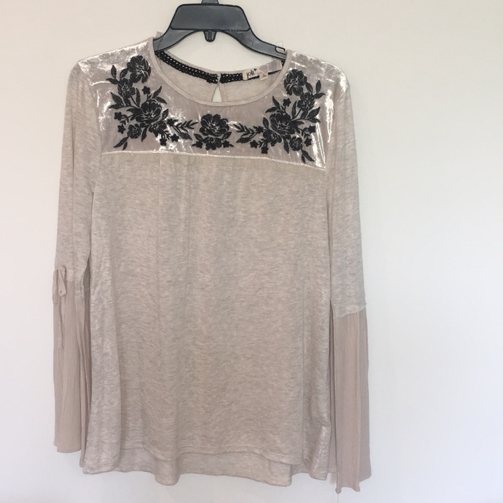 Beige Blouse with velvet and embroidered roses!